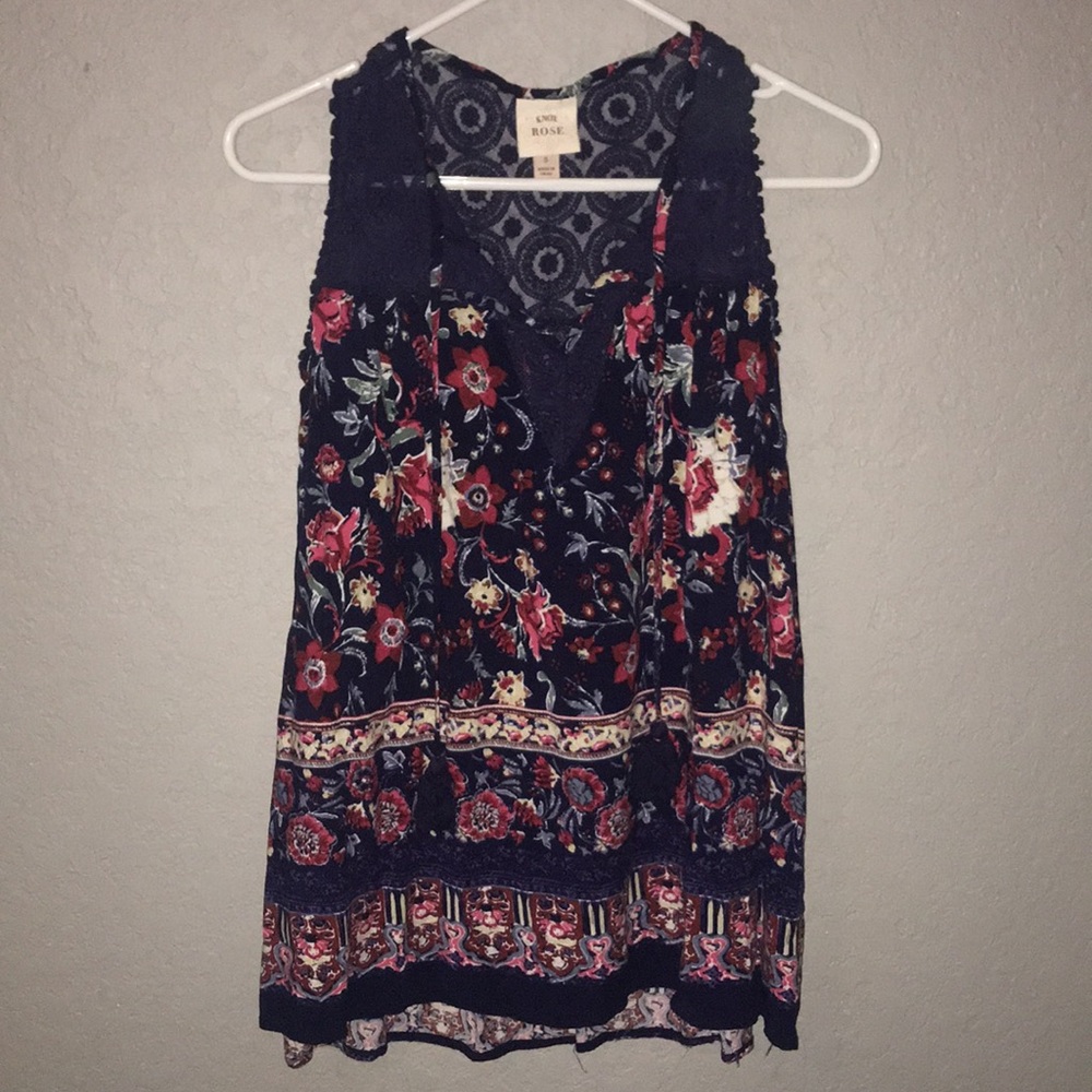Knox Rose shirt size small